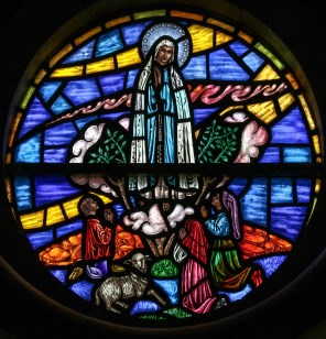 파티마의 성모 마리아와 세 명의 목격 증인들_photo by Lawrence OP_in the Mercy Convent Chapel in Albany_New York USA.jpg